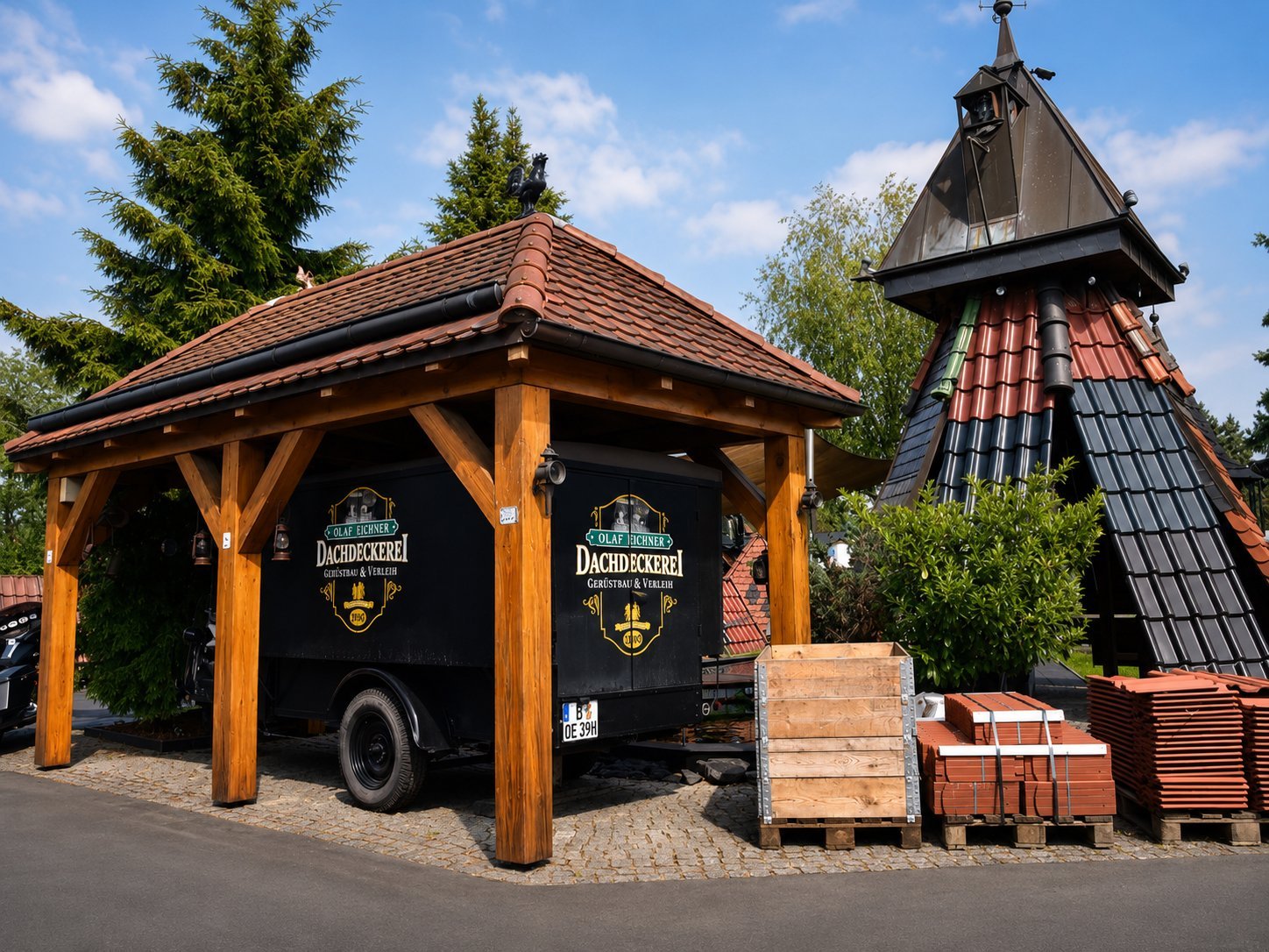 Betriebshof mit überdachtem Firmenanhänger und Musterturm